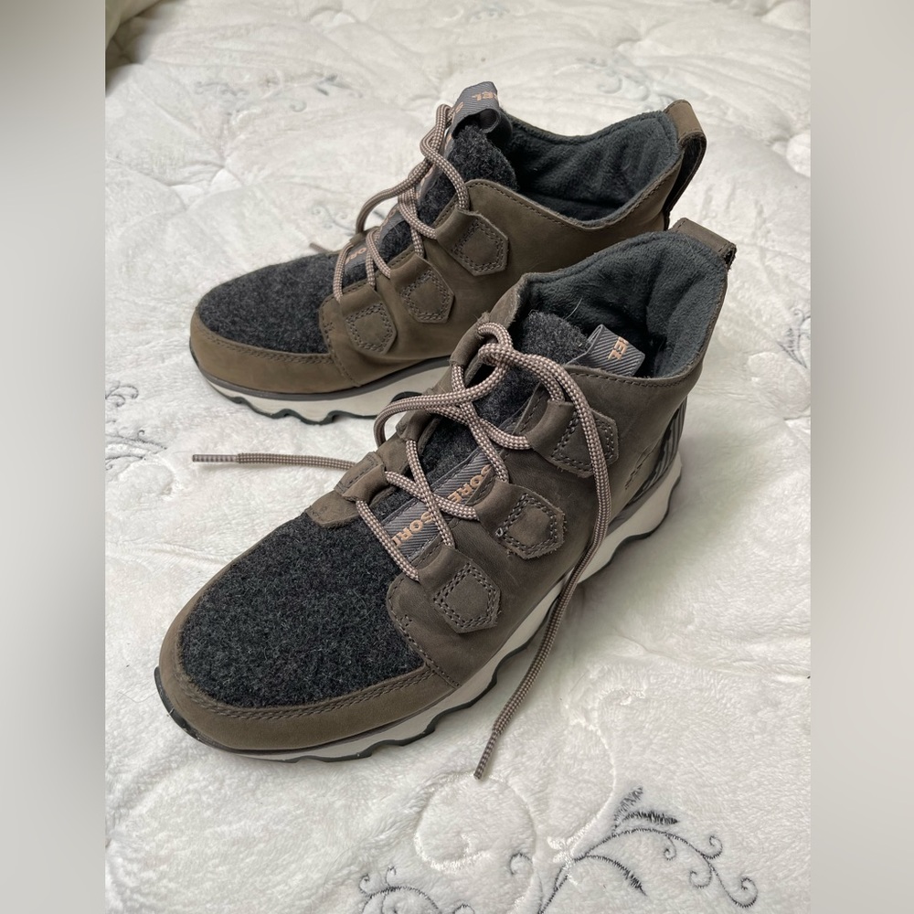 SOREL KINETIC CARIBOU WINTER BOOTS